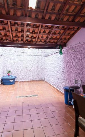 Casa à venda com 112m², 2 quartos e 1 vagaÁrea de serviço e quintal - fundos