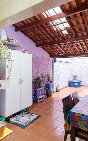 Casa à venda com 112m², 2 quartos e 1 vagaÁrea de serviço e quintal - fundos