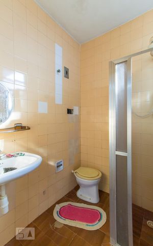 Casa à venda com 300m², 4 quartos e 3 vagas Casa à venda com 300m², 4 quartos e 3 vagasBanheiro de Serviço 2