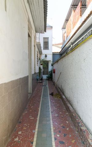 Casa à venda com 300m², 4 quartos e 3 vagas Casa à venda com 300m², 4 quartos e 3 vagasÁrea Externa