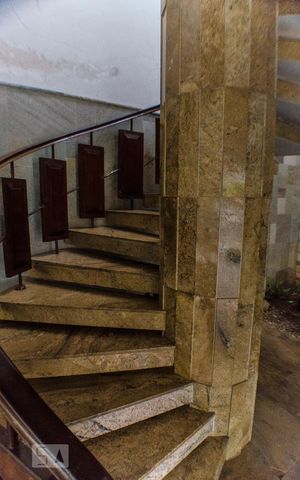 Casa à venda com 300m², 3 quartos e 5 vagasEscada