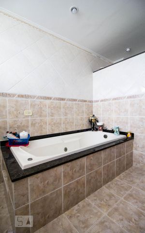 Casa de condomínio à venda com 350m², 6 quartos e 3 vagas Casa de condomínio à venda com 350m², 6 quartos e 3 vagasBanheiro da Suíte