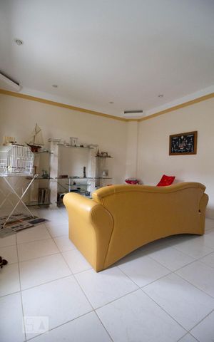 Casa de condomínio à venda com 350m², 6 quartos e 3 vagas Casa de condomínio à venda com 350m², 6 quartos e 3 vagasSala