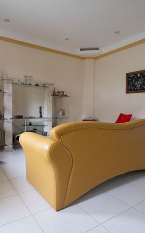 Casa de condomínio à venda com 350m², 6 quartos e 3 vagas Casa de condomínio à venda com 350m², 6 quartos e 3 vagasSala
