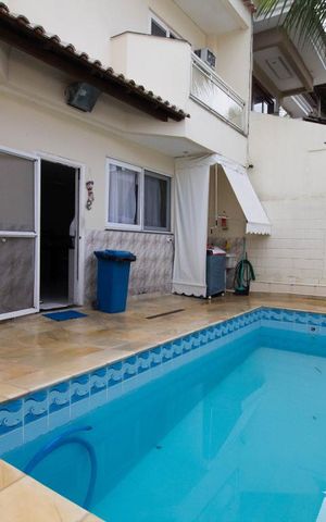 Casa de condomínio à venda com 350m², 6 quartos e 3 vagas Casa de condomínio à venda com 350m², 6 quartos e 3 vagasPiscina