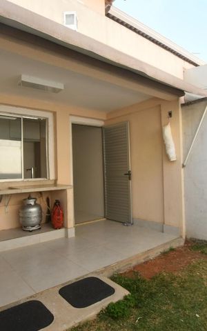 Casa de condomínio à venda com 65m², 2 quartos e 2 vagasÁrea dos fundos