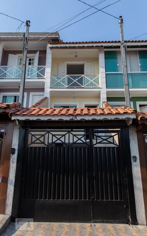Casa à venda com 130m², 2 quartos e 4 vagas Casa à venda com 130m², 2 quartos e 4 vagasFachada