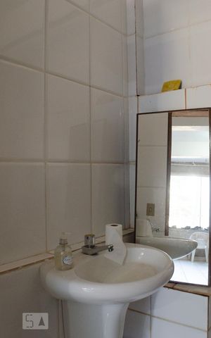 Casa para alugar com 290m², 4 quartos e 1 vaga Casa para alugar com 290m², 4 quartos e 1 vagaBanheiro da Suíte 2