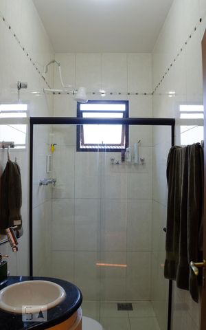 Casa para alugar com 290m², 4 quartos e 1 vaga Casa para alugar com 290m², 4 quartos e 1 vagaBanheiro