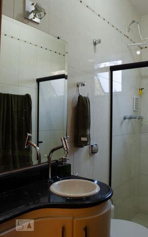 Casa para alugar com 290m², 4 quartos e 1 vaga Casa para alugar com 290m², 4 quartos e 1 vagaBanheiro