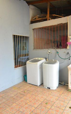 Casa à venda com 250m², 6 quartos e 3 vagasCasa 1 - Área de serviço