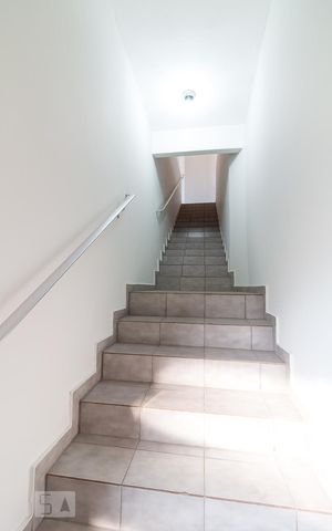 Casa à venda com 160m², 4 quartos e 2 vagasEscadas de acesso à casa