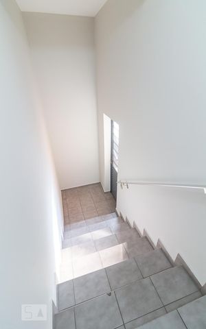 Casa à venda com 160m², 4 quartos e 2 vagasEscadas de acesso à casa