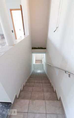 Casa à venda com 160m², 4 quartos e 2 vagasEscadas de acesso à casa