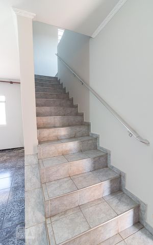 Casa à venda com 160m², 4 quartos e 2 vagasEscadas