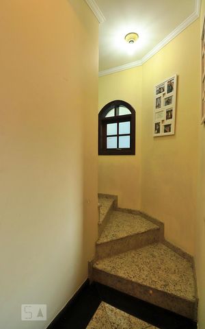 Casa para alugar com 224m², 3 quartos e 5 vagasEscada
