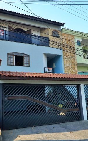 Casa para alugar com 224m², 3 quartos e 5 vagasFachada