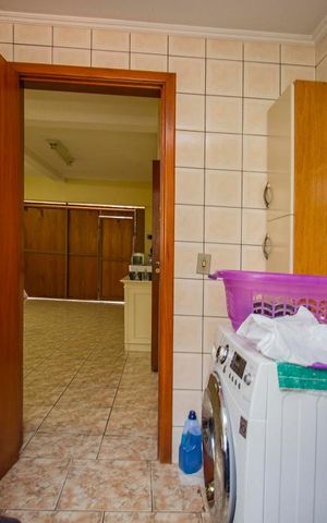 Casa para alugar com 390m², 4 quartos e 5 vagasEscritório 