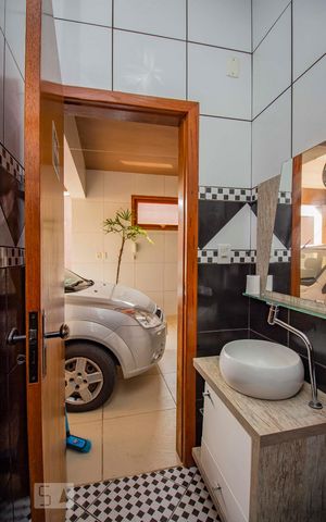 Casa para alugar com 390m², 4 quartos e 5 vagasBanheiro 2