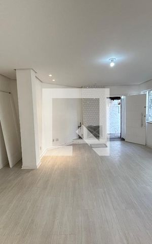 Casa à venda com 150m², 3 quartos e 3 vagas Casa à venda com 150m², 3 quartos e 3 vagasSala
