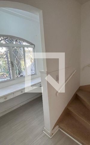 Casa à venda com 150m², 3 quartos e 3 vagas Casa à venda com 150m², 3 quartos e 3 vagasEscritório