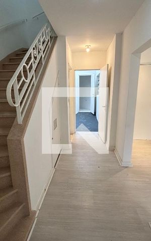 Casa à venda com 150m², 3 quartos e 3 vagas Casa à venda com 150m², 3 quartos e 3 vagasEscada