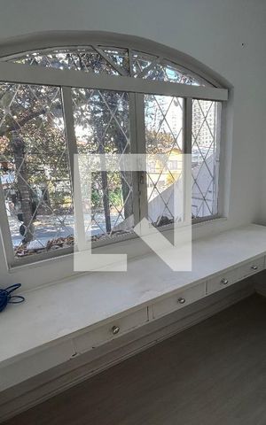 Casa à venda com 150m², 3 quartos e 3 vagas Casa à venda com 150m², 3 quartos e 3 vagasEscritório