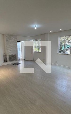 Casa à venda com 150m², 3 quartos e 3 vagas Casa à venda com 150m², 3 quartos e 3 vagasSala