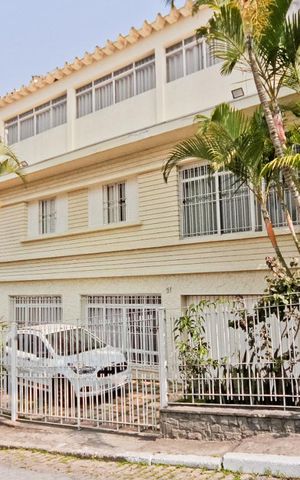 Casa à venda com 360m², 5 quartos e 3 vagas Casa à venda com 360m², 5 quartos e 3 vagasFachada
