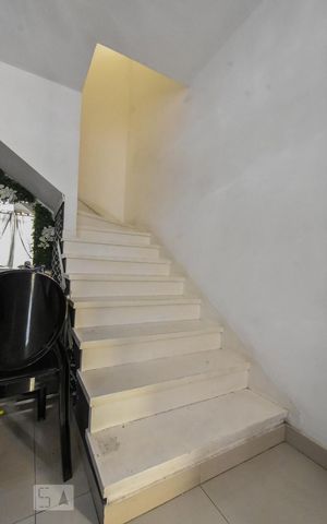 Casa à venda com 90m², 2 quartos e 1 vagaEscada