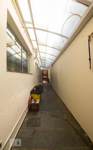 Casa à venda com 240m², 4 quartos e 2 vagasCorredor
