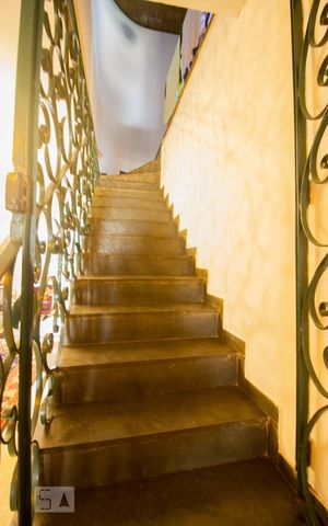 Casa à venda com 240m², 4 quartos e 2 vagasEscadas