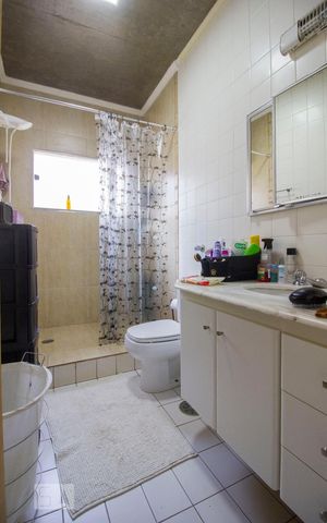 Casa à venda com 240m², 4 quartos e 2 vagasBanheiro
