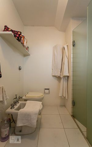 Apartamento à venda com 221m², 4 quartos e 3 vagasBanheiro da Suíte 2
