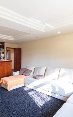Casa à venda com 130m², 5 quartos e 4 vagas Casa à venda com 130m², 5 quartos e 4 vagasSala