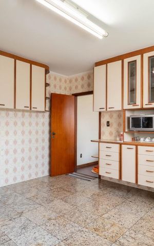 Casa à venda com 130m², 5 quartos e 4 vagas Casa à venda com 130m², 5 quartos e 4 vagasCozinha