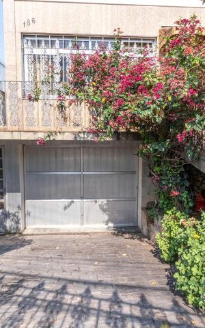 Casa à venda com 130m², 5 quartos e 4 vagas Casa à venda com 130m², 5 quartos e 4 vagasQuintal Frontal / Garagem