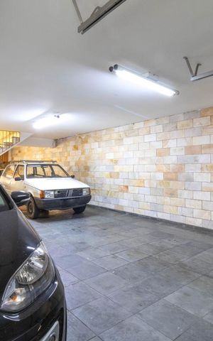 Casa à venda com 130m², 5 quartos e 4 vagas Casa à venda com 130m², 5 quartos e 4 vagasGaragem