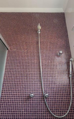 Casa à venda com 130m², 5 quartos e 4 vagas Casa à venda com 130m², 5 quartos e 4 vagasBanheiro da Suíte 2 - Ducha à gás