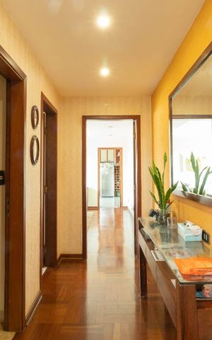 Casa à venda com 130m², 5 quartos e 4 vagas Casa à venda com 130m², 5 quartos e 4 vagasCorredor