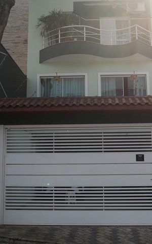 Casa à venda com 244m², 4 quartos e 4 vagasFachada