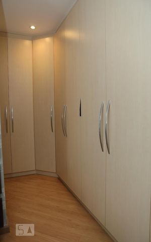 Casa à venda com 244m², 4 quartos e 4 vagasQuarto 1 - closet