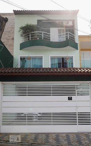 Casa à venda com 244m², 4 quartos e 4 vagasFachada