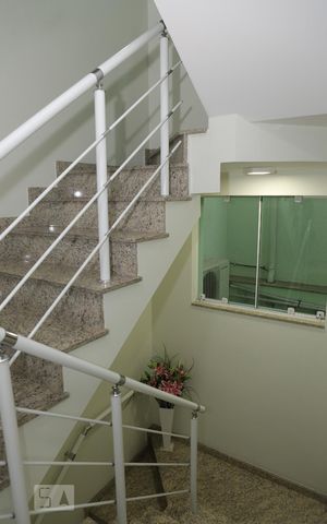 Casa à venda com 244m², 4 quartos e 4 vagasEscada