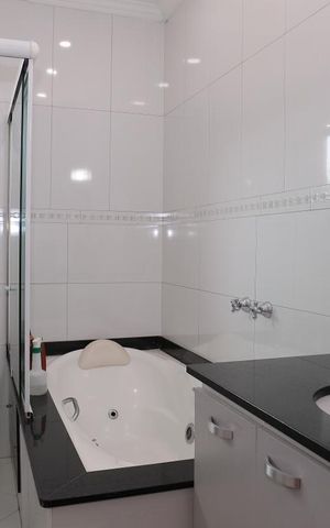 Casa à venda com 244m², 4 quartos e 4 vagasBanheiro do Quarto 1
