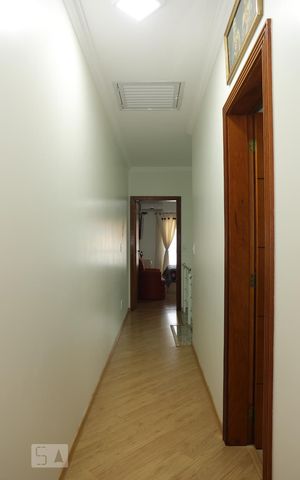 Casa à venda com 244m², 4 quartos e 4 vagasCorredor para o andar superior