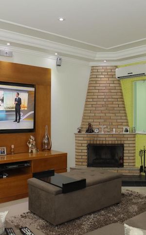 Casa à venda com 244m², 4 quartos e 4 vagasSala