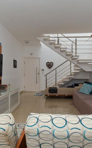 Casa à venda com 190m², 3 quartos e 2 vagas Casa à venda com 190m², 3 quartos e 2 vagasSala