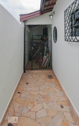 Casa para alugar com 70m², 1 quarto e 6 vagas Casa para alugar com 70m², 1 quarto e 6 vagasQuarto de Seriço