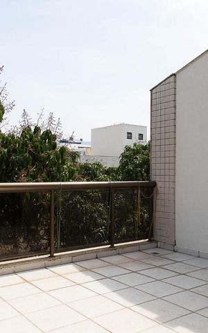 Apartamento para alugar com 350m², 3 quartos e 4 vagas Apartamento para alugar com 350m², 3 quartos e 4 vagasVaranda da sala